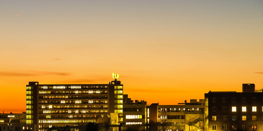 Panorama des Campus Nord bei Dämmerung